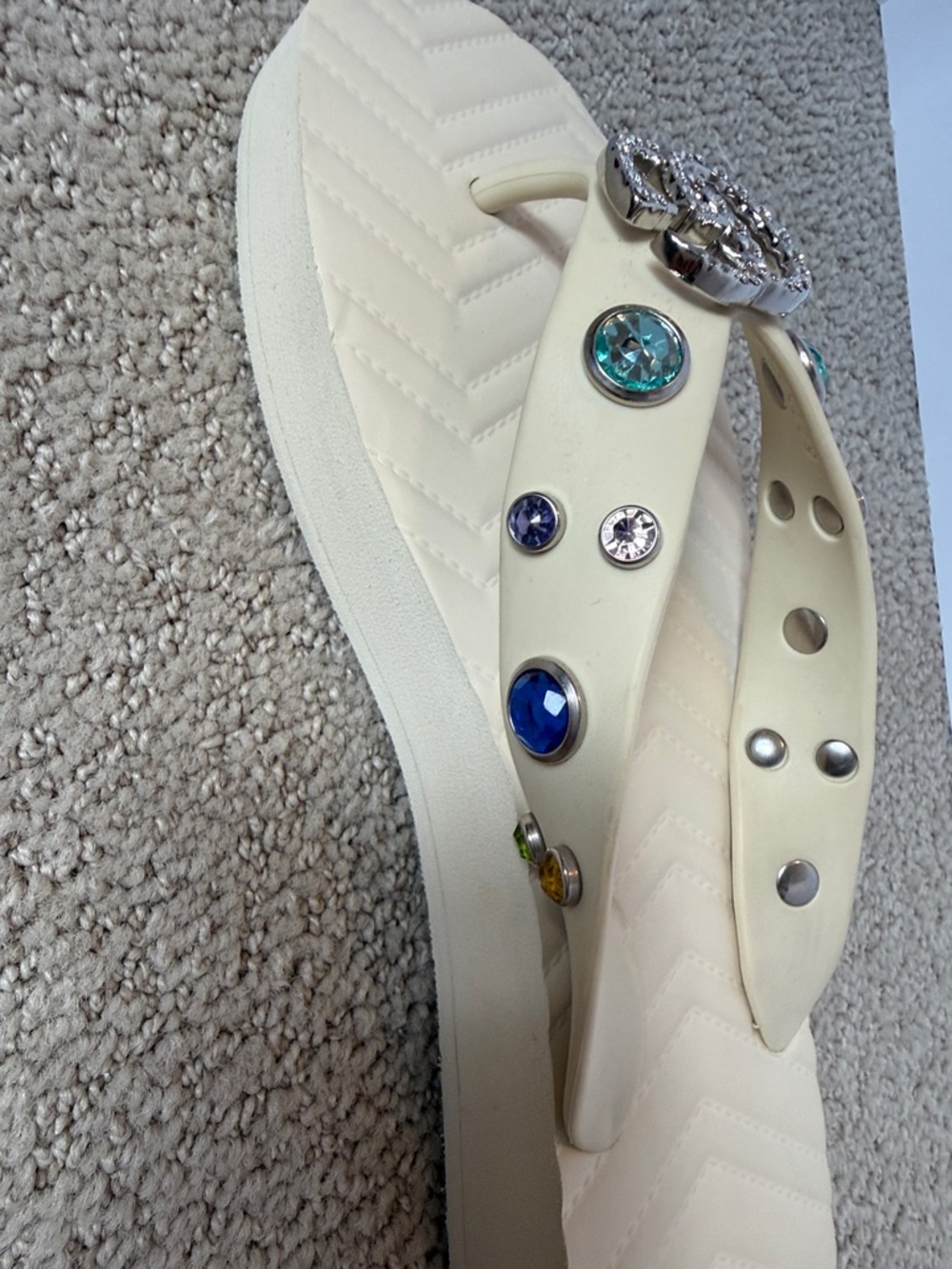 Gucci Pascar Cream Jeweled Thong Sandals with Multicolored Gems - Picture 9 of 11